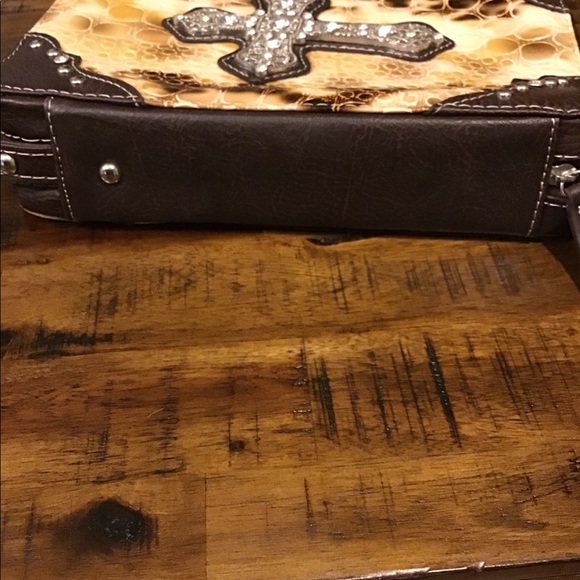 Bible or book carrying case. Animal print and rhinestone cross. NWT - Picture 7 of 7